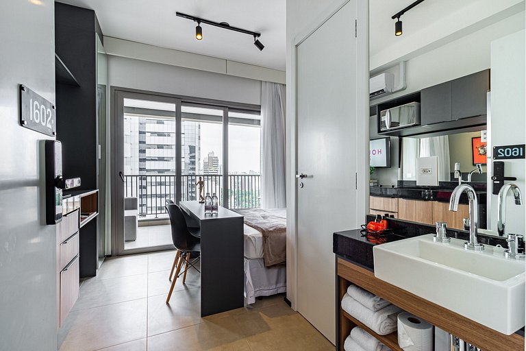 Studio Moderno Próximo à Liberdade By Housi
