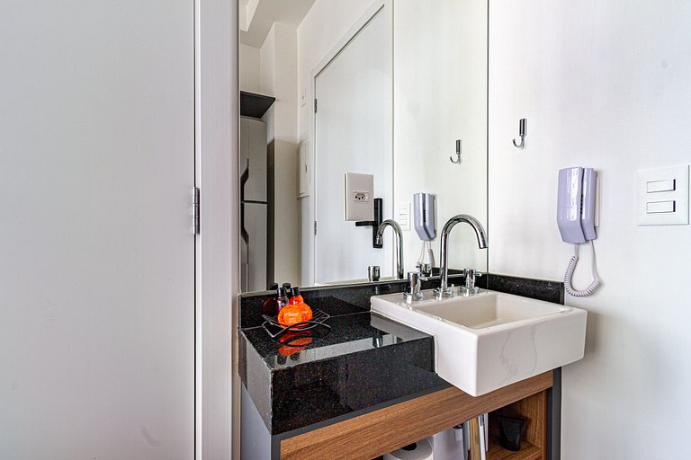 Studio Moderno Próximo à Liberdade By Housi