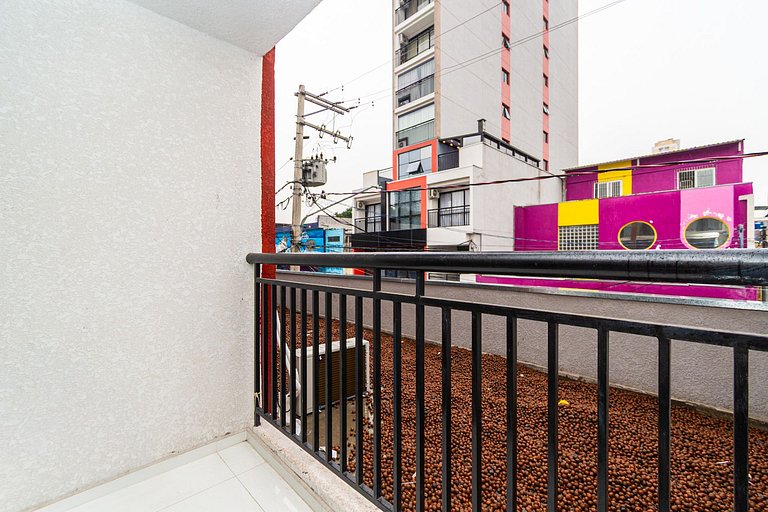 Modern Studio Next to the Subway by Housi