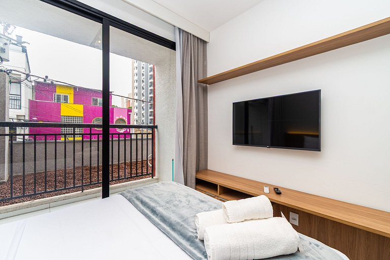 Modern Studio Next to the Subway by Housi