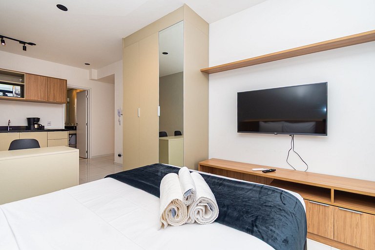 Modern Studio Next to the Subway by Housi