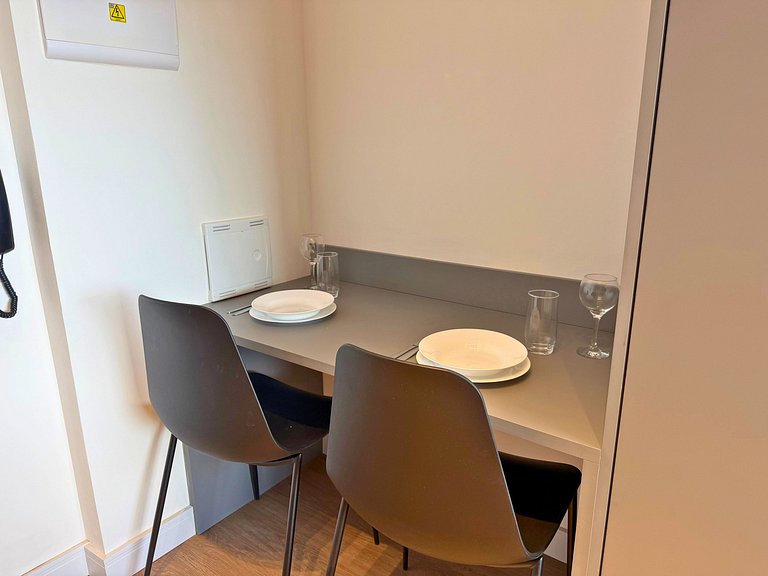 Studio moderno com piscina perto do metrô