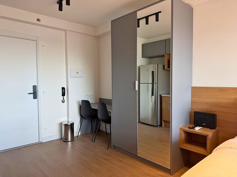 Studio moderno com piscina perto do metrô
