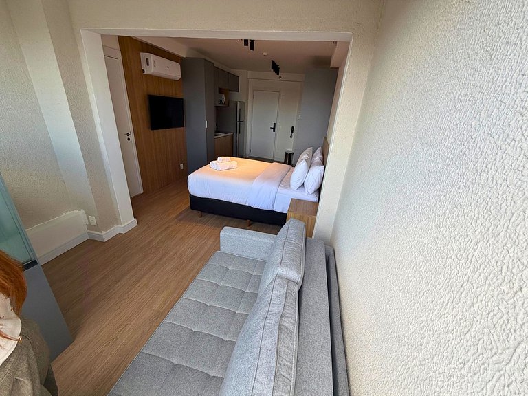 Studio moderno com piscina perto do metrô