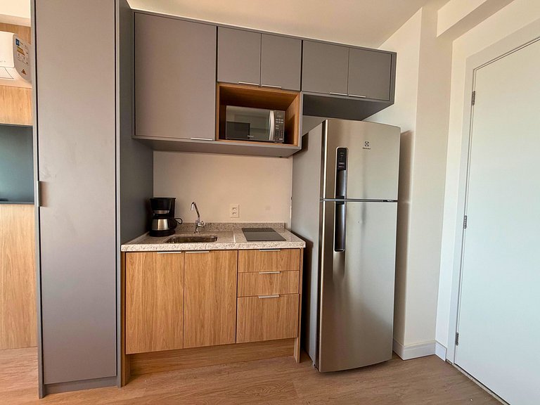 Studio moderno com piscina perto do metrô