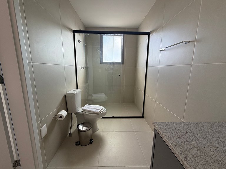 Studio moderno com piscina perto do metrô